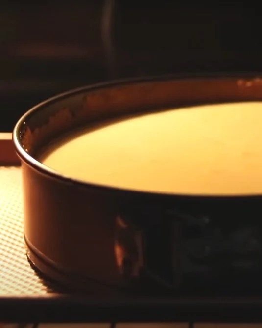Baking creamy cheesecake